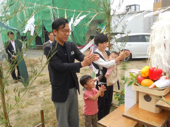 地鎮祭:この土地の神様に土地を沈めお家を建てることのお許しを得、工事の無事を祈りました。